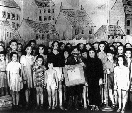 The cast of Brundibar following a performance in a concentration camp
