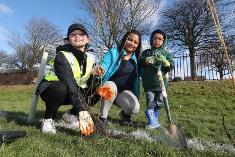 Volunteers help plant almost 1,500 trees in Blakelaw Park 