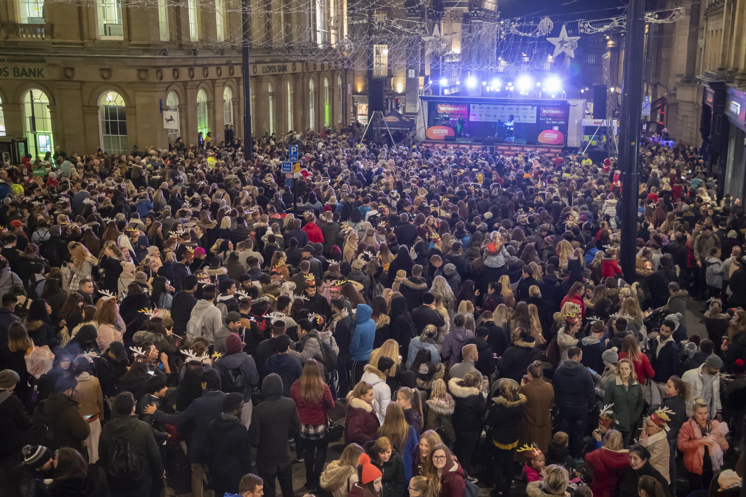 5000 gathered to watch last years Christmas lights switch on!